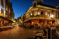 Straatfotografie in Utrecht. Het Wed in Utrecht in het avondlicht met volle terrassen (kleur)