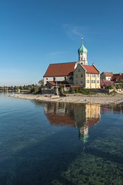 Château fort entouré d'eau au bord du lac de Constance, avec l'église Saint-Georges sur Conny Pokorny
