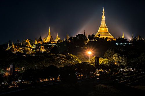 Die Shwedagon-Pagode bei Nacht, Yangon, Myanmar von Annemarie Arensen