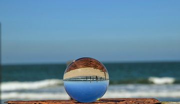 Petten aan Zee door een kunstige lensball. van Corine Dekker