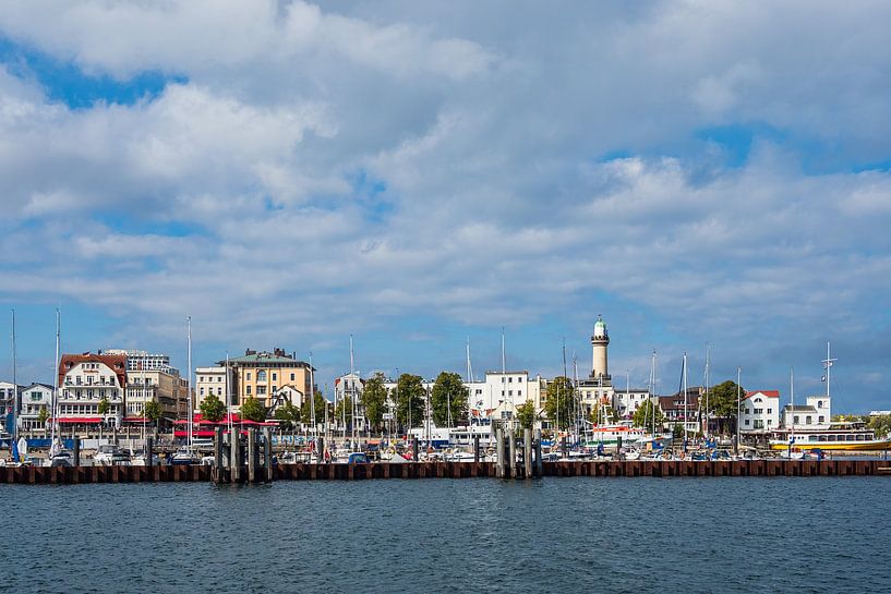 Blick auf den Leuchtturm von Warnemünde von Rico Ködder