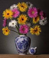Kleurrijke bloemen in Delfts blauwe vaas