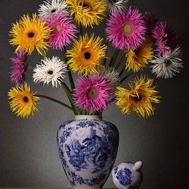 Bunter Blumenstrauß in der blauen Vase von Deltf von Inkhere Art