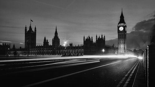 Des lignes de lumière dans la nuit sur Rene van Dam