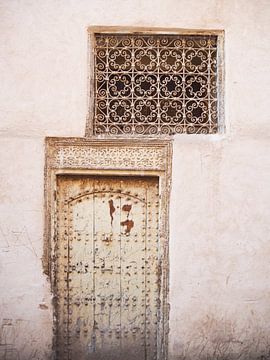 Vintage romantische Tür Marrakesch mit vielen Details ton-sur-ton von raisa haveman