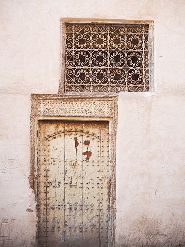 Porte romantique vintage Marrakech avec beaucoup de détails ton-sur-ton