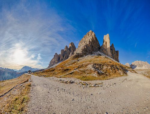 Kapel Capelli degli Alpini en de Drei Zinnen bij zonsondergang, Auronzo di Cadore, Belluno, Italië