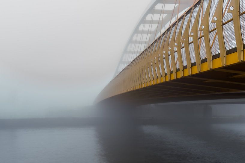 De gele brug in de mist van zeilstrafotografie.nl