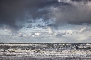 Regenwolken boven de zee