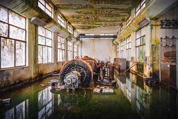 Zinkende Elektriciteitscentrale. van Roman Robroek - Foto's van Verlaten Gebouwen