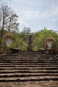 Goldene Statuen in einer Reihe am Wat Phou Salao