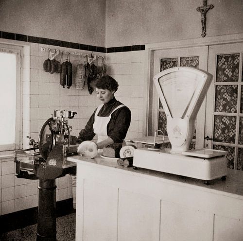 Femme dans la boucherie