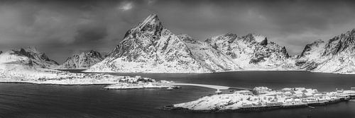 Noorwegen landschap met fjord in zwart-wit.