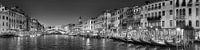 Canal Grande in Venetië met Rialtobrug in zwart-wit