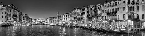 Canal Grande in Venetië met Rialtobrug in zwart-wit