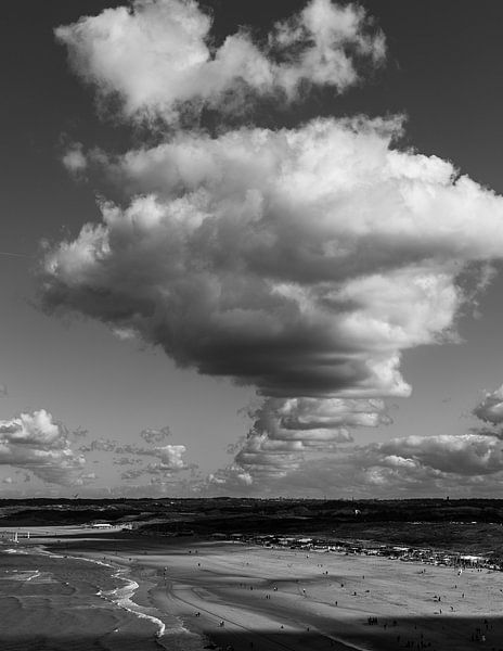 Wolkenlucht boven het strand van Scheveningen van DuFrank Images
