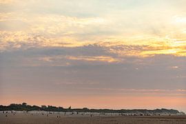 Ciel coloré du soir sur la plage sur Percy's fotografie