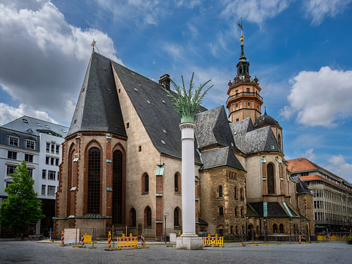 De Nikolaikirche in Leipzig onder een dramatische wolkenhemel