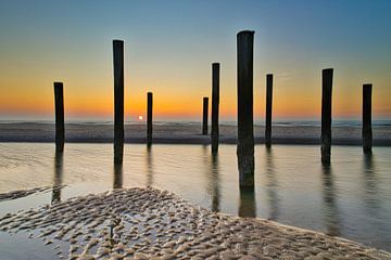 Palendorp bij zonsondergang met reflectie van peterheinspictures