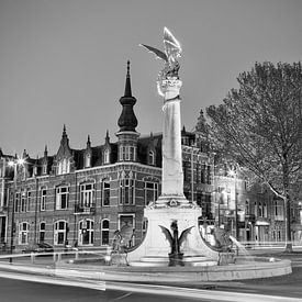 La fontaine du dragon de 's-Hertogenbosch en noir et blanc sur Den Bosch aan de Muur