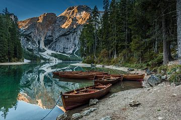 Roeiboten op het Braies Lake van Petra Leusmann