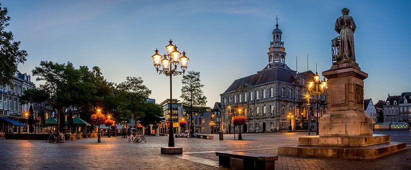 Stadhuis Maastricht tijdens zonsopkomst van Geert Bollen