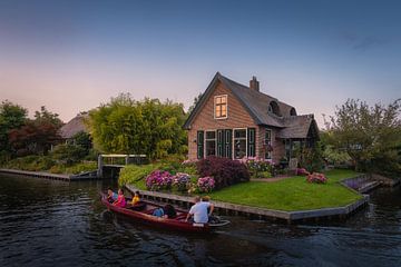 Bootje varen in Giethoorn | Avondfotografie in de zomer van Marijn Alons