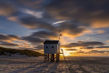 Maison noyée au coucher du soleil sur Marco Hoogma