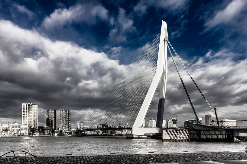 Cloudy Erasmusbrug Rotterdam in Black/Blue and white par Midi010 Fotografie