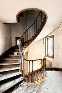 Lost Place - Spiraltreppe in verlassenen Herrenhaus von Times of Impermanence