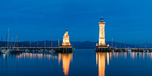 Haven in Lindau aan het Bodenmeer bij schemering