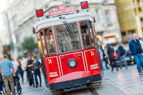 Rode nostalgische tram op de İstiklal Caddesi