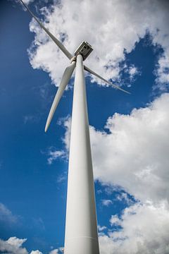 Éolienne en perspective basse sur fond de ciel bleu