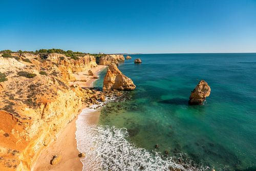Prachtig strand Praia da Marinha in de Algarve Portugal