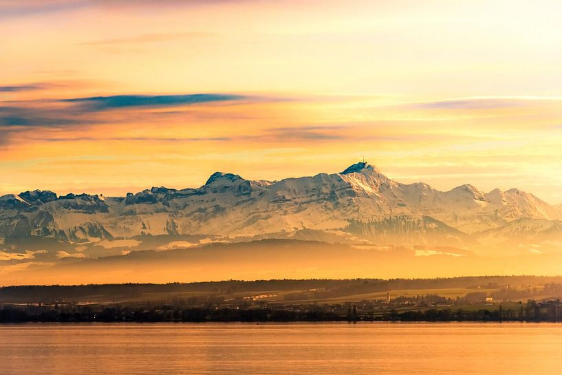 Blick auf Bodensee und Schweizer Alpen im Herbst von Dieter Walther