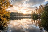 Fine Art landschap van de zonsopkomst aan het water in de herfst van John van de Gazelle fotografie thumbnail