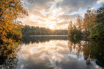 Fine Art landschap van de zonsopkomst aan het water in de herfst van John van de Gazelle