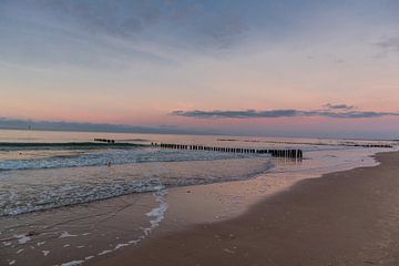 Avondwandeling langs de strandboulevard in Mielno van Oliver Hlavaty