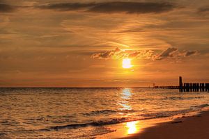 Zonsondergang strand Zoutelande van MSP Canvas