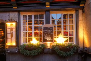 Altes Wirtshausfenster mit Speisekarte am Weihnachtsmarkt beim Kiepenkerl bei Abendd�mmerung, M�nste