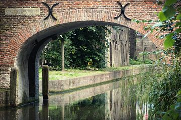 De Brigittenbrug in Utrecht over de Nieuwegracht in kleur. van De Utrechtse Grachten