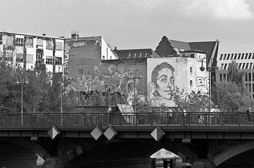 Oost-Berlijns stadsgezicht in Friedrichshain met graffiti - monochroom
