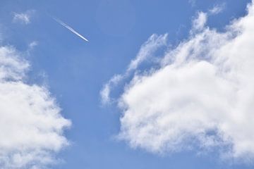 Een vliegtuig in een blauwe hemel van Claude Laprise