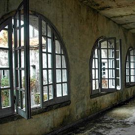 Korridor in einem verlassenen Kloster von Heleen Sloots
