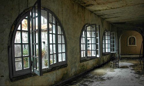 Korridor in einem verlassenen Kloster