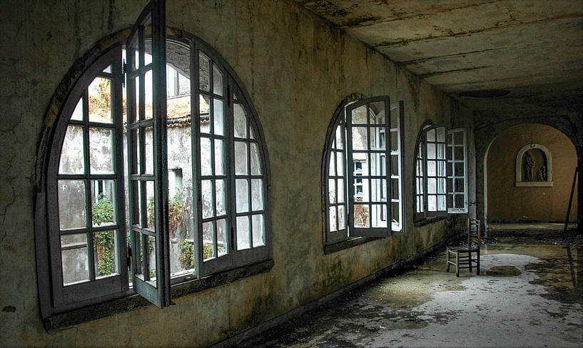 Korridor in einem verlassenen Kloster von Heleen Sloots