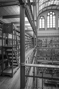 Schwarz-Weiß-Aufnahme in der Bibliothek des Rijksmuseums in Amsterdam