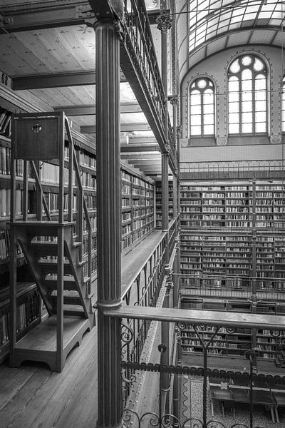 Schwarz-Weiß-Aufnahme in der Bibliothek des Rijksmuseums in Amsterdam von Christa Stroo photography
