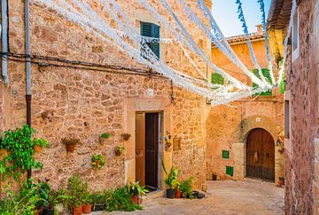 Idyllisch uitzicht op Valldemossa dorp, Mallorca Spanje van Alex Winter