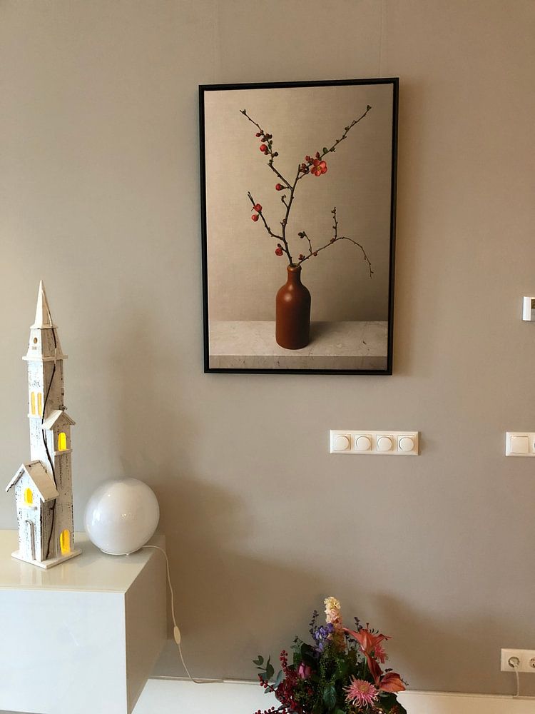 Bloesemtak in vaas, stilleven Japanse sierkwee , Japandi style, van Joske Kempink